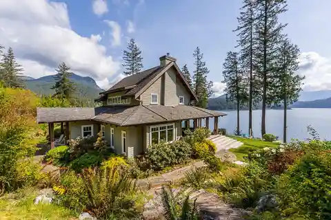 Spectacular Gambier Waterfront Retreat with Beach