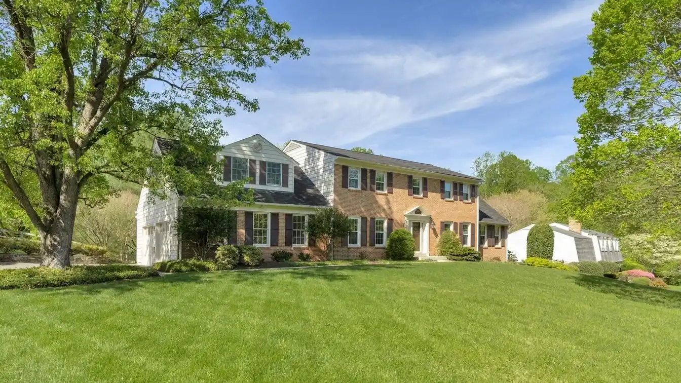 Elegant Colonial Backing to Scenic Nature Trail