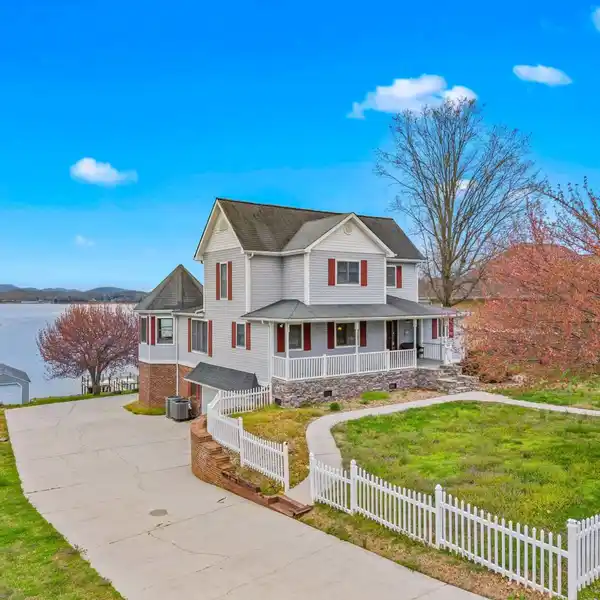 VERSATILE LAKESIDE RETREAT
