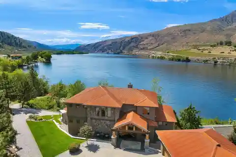 Waterfront Living in a Unique Community