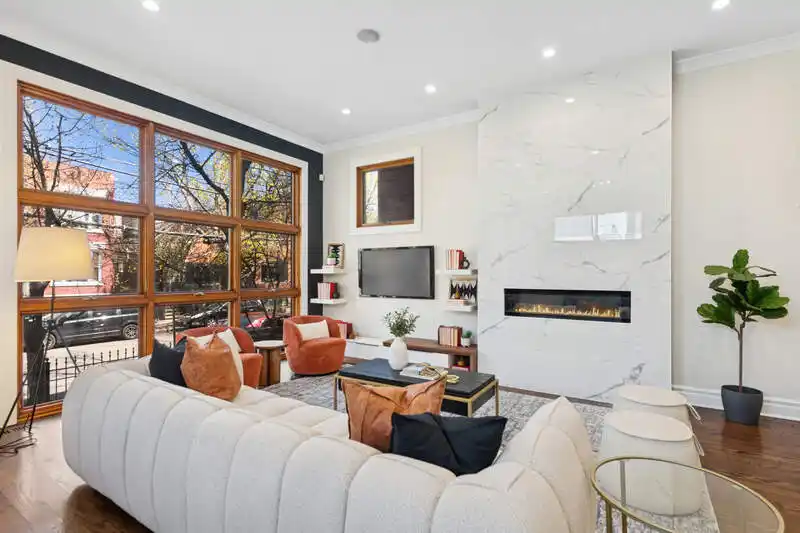 Unique Loft Style City Single-family Home