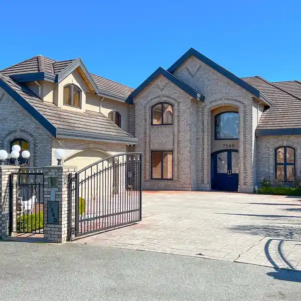 IMMACULATE CUSTOM HOME IN THE QUILCHENA AREA