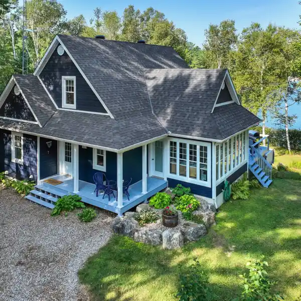 HIGH-END LAKEFRONT PROPERTY