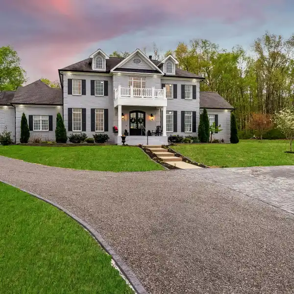 MAGNIFICENT ESTATE WITH INSULATED OUTBUILDING