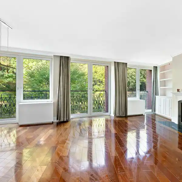 FULL FLOOR LOFT-STYLE CONDOMINIUM RESIDENCE