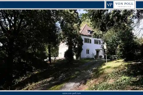 Stately Entrepreneur's Villa in a Quiet City Location with Park-like Grounds