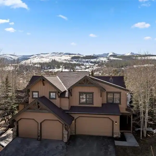 BEAUTIFULLY APPOINTED TOWNHOME IN A PRIVATE SETTING