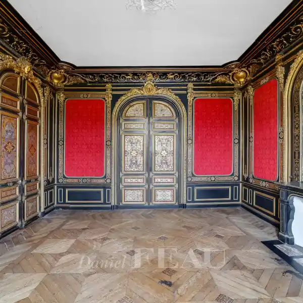 CLASSIC ELEGANCE IN 1850S VERSAILLES MANSION