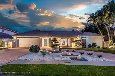 Chic Deepwater Estate in a Desirable Waterfront Setting