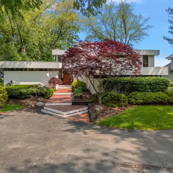 EXCEPTIONAL LAKEFRONT LIVING