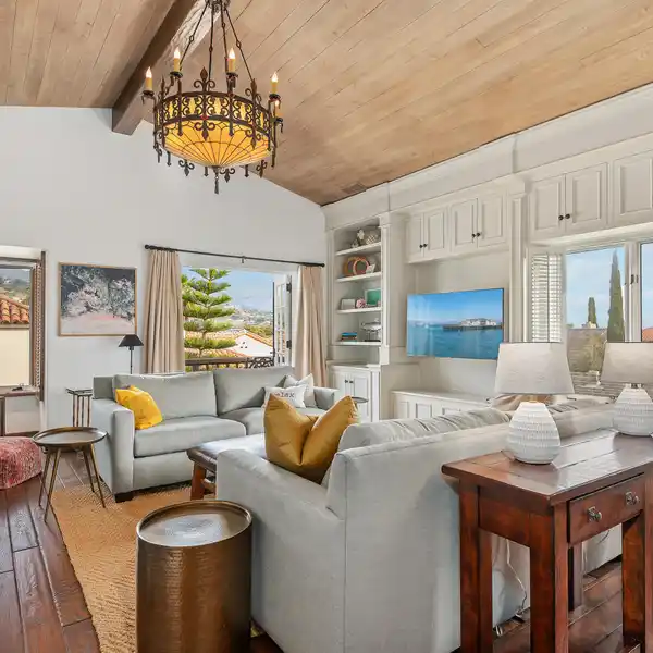 BEAUTIFULLY REMODELED DOWNTOWN CONDO