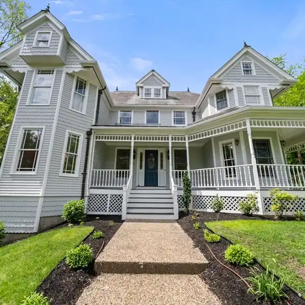 EXCEPTIONAL COLONIAL HOME IN DESIRABLE POET'S CORNER