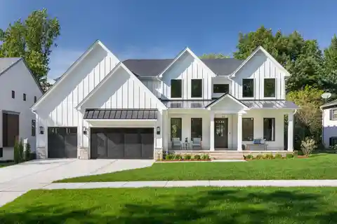 Stunning Modern Farmhouse Near Downtown Naperville