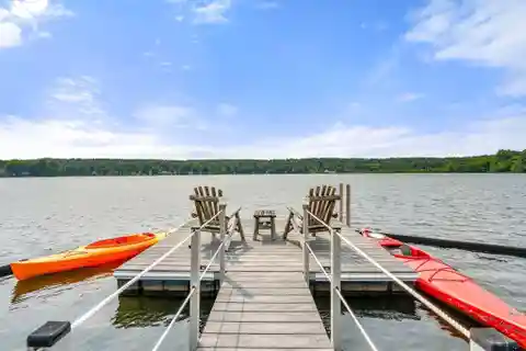 Lakefront Boater's Paradise