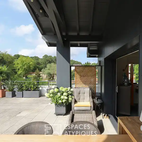 CAPTIVATING TOP-FLOOR RESIDENCE