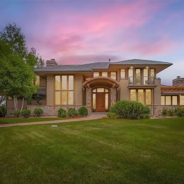 EXCEPTIONAL RESIDENCE ON A QUIET CUL-DE-SAC