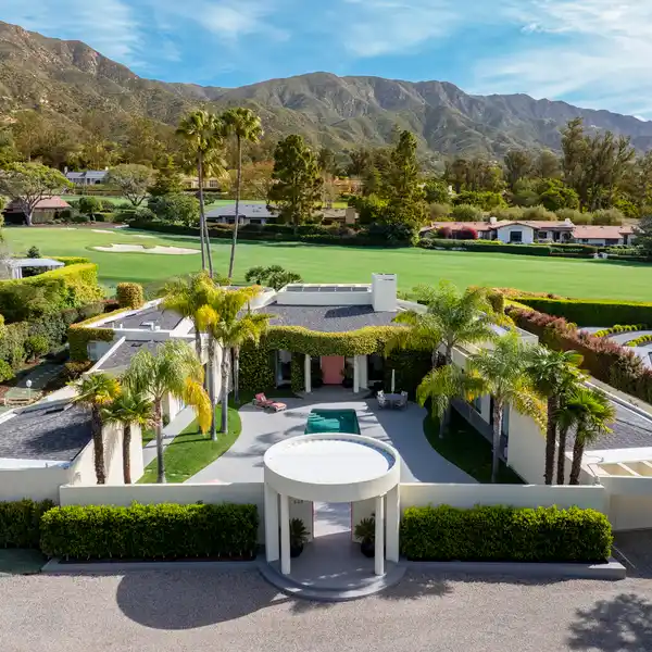 MID-CENTURY ELEGANCE MEETS A DELIGHTFUL PALM SPRINGS VIBE