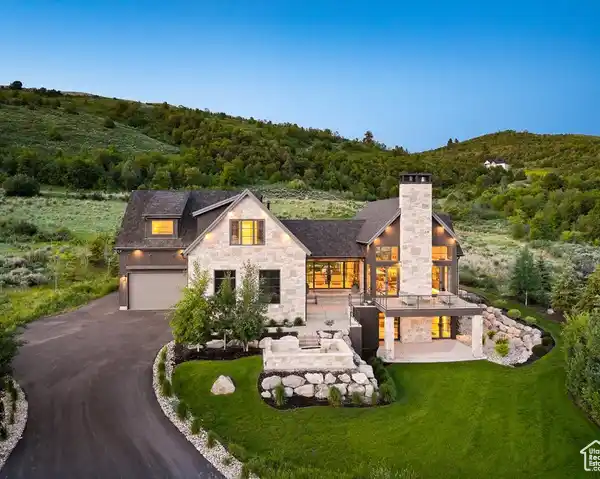 A MASTERCLASS IN MODERN MOUNTAIN LUXURY