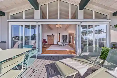 Extravagant Top-Floor Apartment