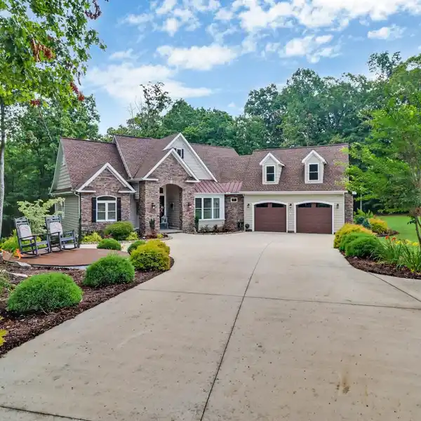 ARCHITECT-DESIGNED LAKEFRONT RETREAT