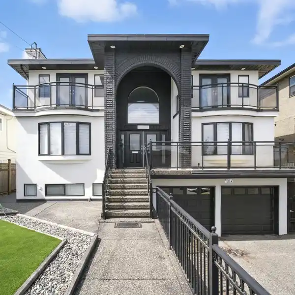 ELEGANT AND EXPANSIVE RESIDENCE IN PRESTIGIOUS EAST BURNABY