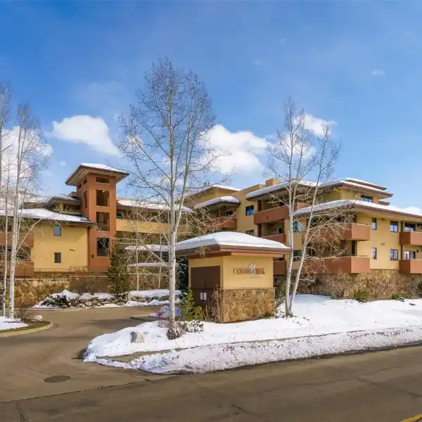 COMPLETELY FURNISHED TOP FLOOR HOME IN CANYON CREEK