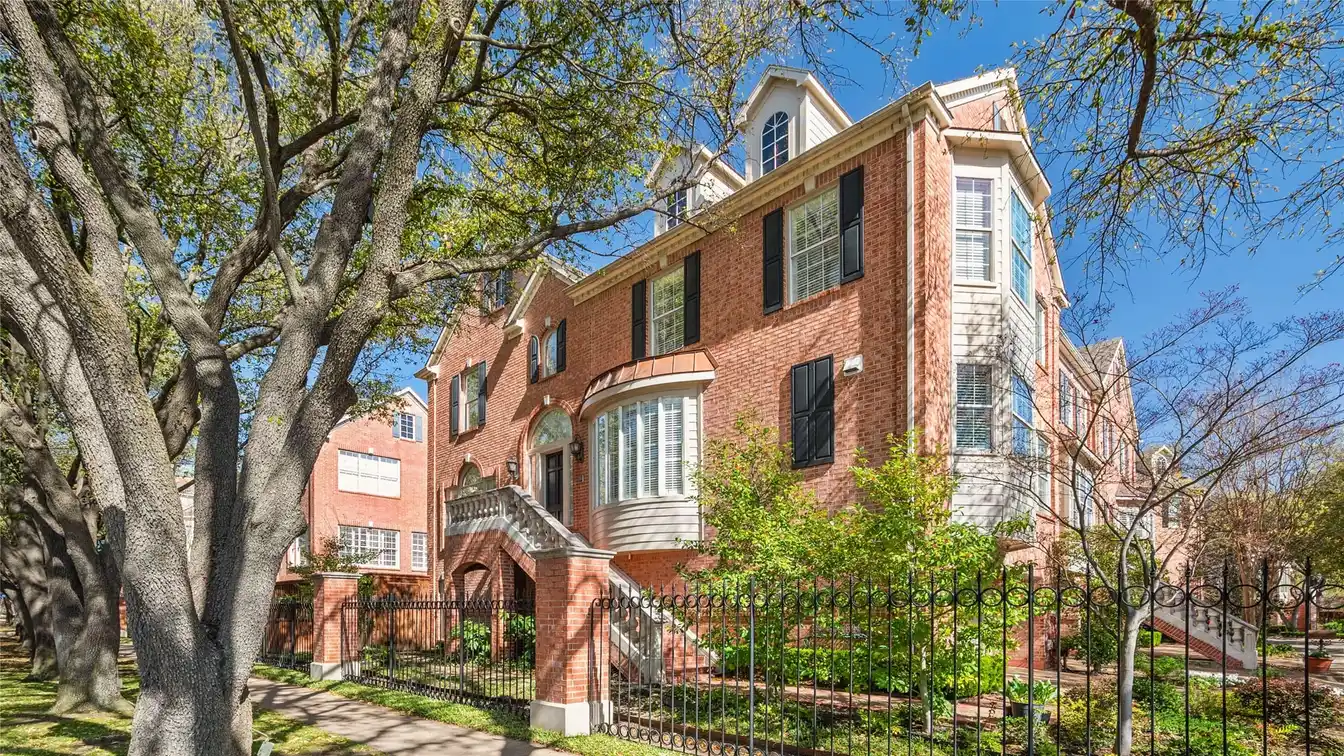 Updated Townhouse in the Townes of Highland Park