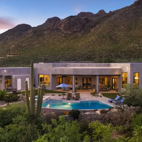 MODERN ELEGANCE MEETS DESERT SERENITY