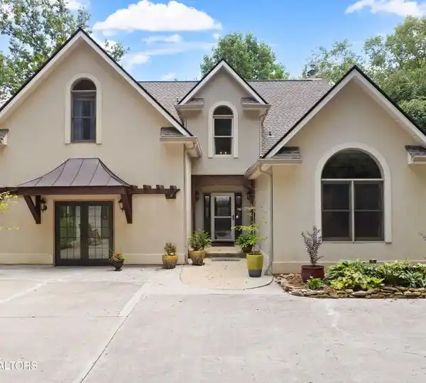 BEAUTIFULLY APPOINTED HOME IN A RETREAT-LIKE SETTING