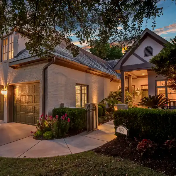 COMPLETELY UPDATED MEWS VILLA IN LANDFALL EASTWOOD