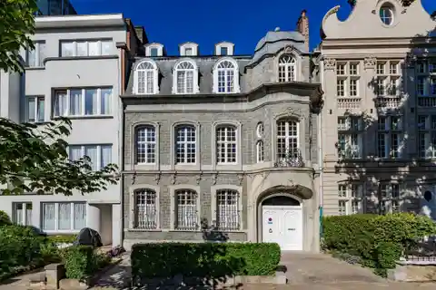 Architectural Elegance Meets Green Serenity