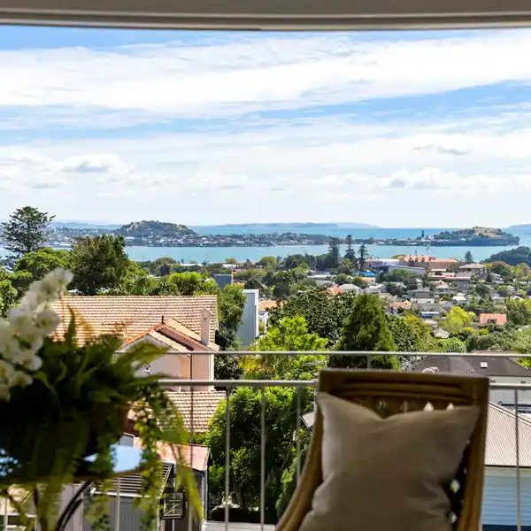BREATHTAKING PENTHOUSE IN THE EXCLUSIVE RIDGEVIEW COMPLEX