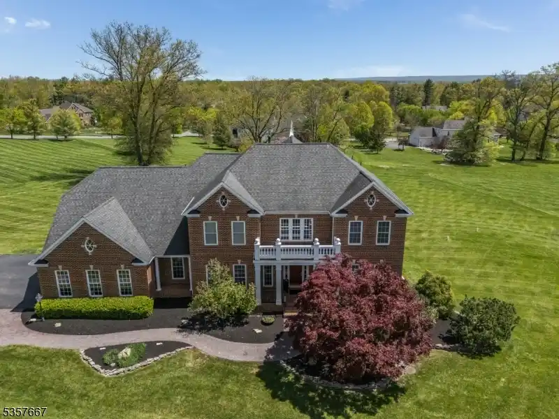 Luxurious Living in Sought-after Crystal Glenn