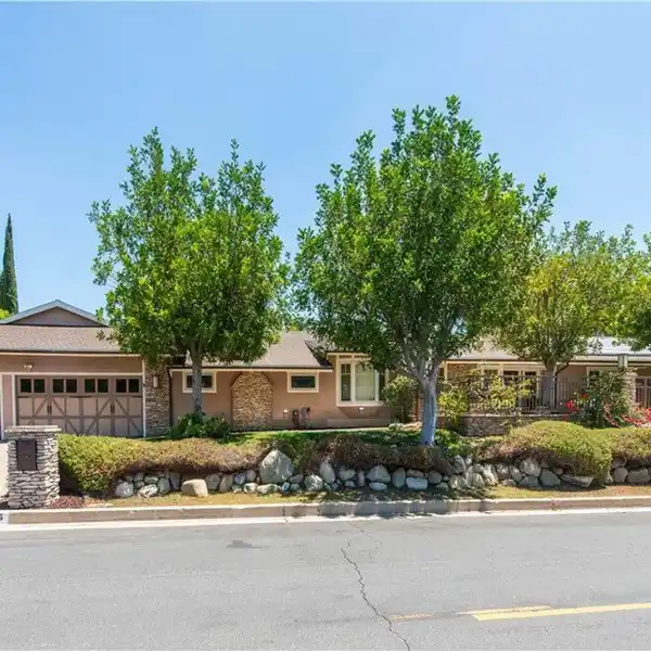 SPECTACULAR RANCH STYLE CUSTOM ESTATE IN KNOLLWOOD