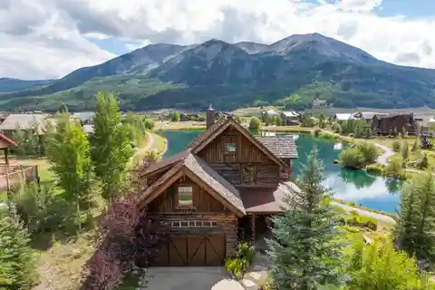 Sunlit Lakeside Sanctuary with Panoramic Mountain Vistas