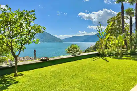 Spacious Villa with Fantastic Lake View