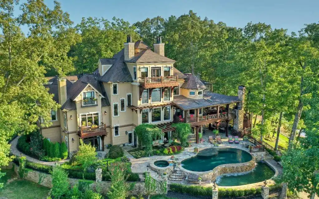 Magnificent Property on the Shores of Lake Blue Ridge