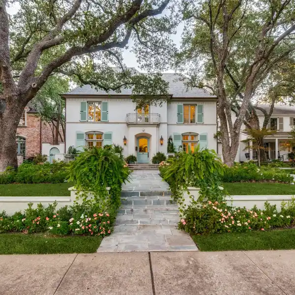 EXCEPTIONAL TRADITIONAL HOME IN UNIVERSITY PARK