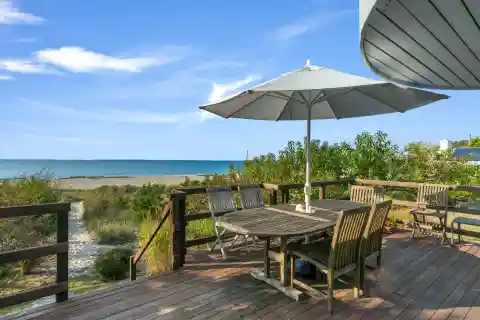Gardiner's Bay Compound with Sandy Beach