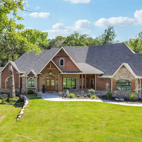 BREATHTAKING LODGE ESTATE