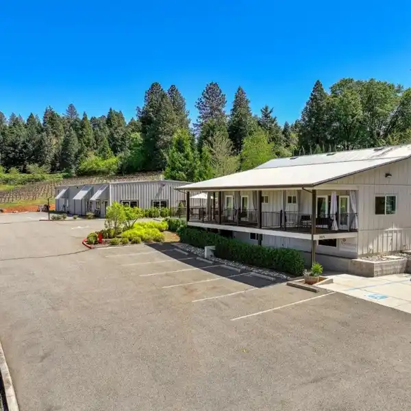 20-ACRE WINERY ESTATE IN APPLE HILL