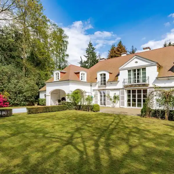 ELEGANT CLASSIC VILLA IN IDEAL LOCATION