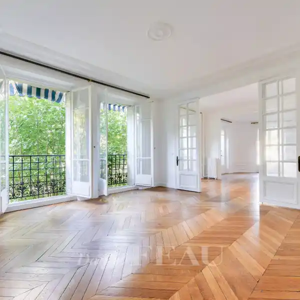 RAISED FIRST FLOOR APARTMENT IN A BEAUTIFUL PERIOD BUILDING