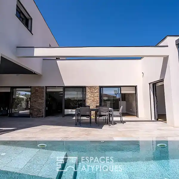 CONTEMPORARY VILLA IN SOUGHT-AFTER SAINT-CYPRIEN NEIGHBORHOOD