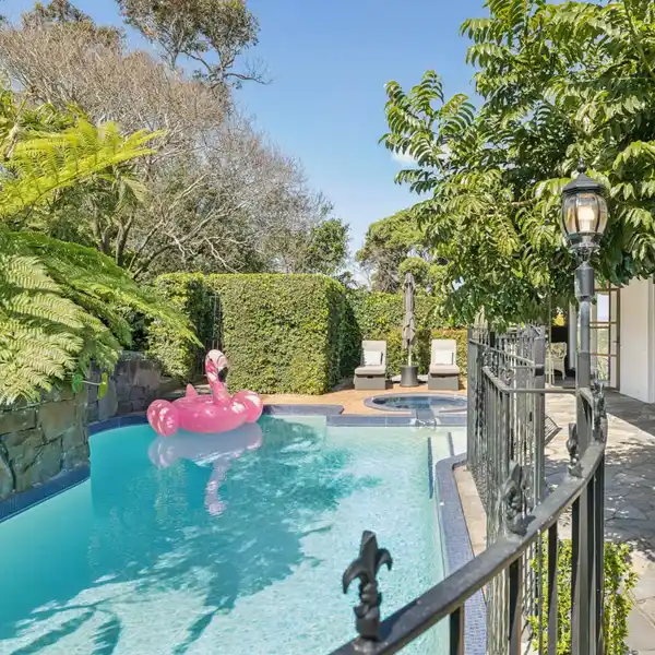 MID-CENTURY CLASSIC ON A DESIRABLE CUL-DE-SAC