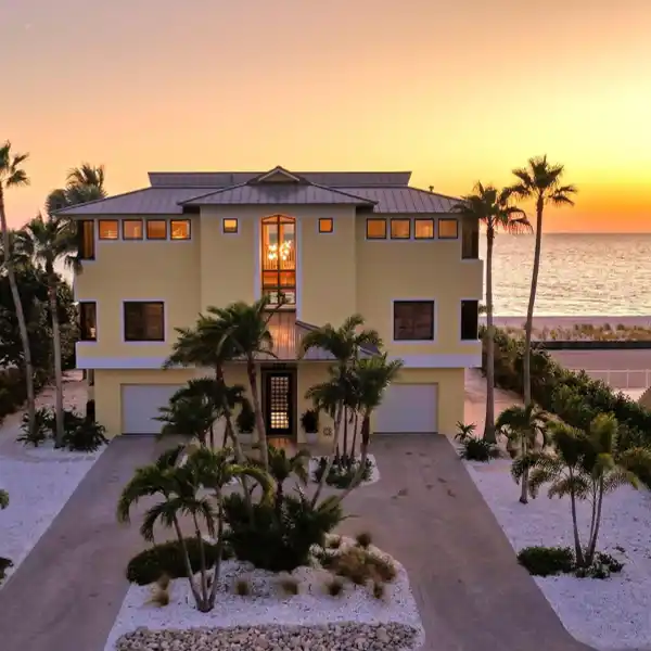 BEACHFRONT ESTATE SHOWCASING PANORAMIC GULFSIDE SPLENDOR