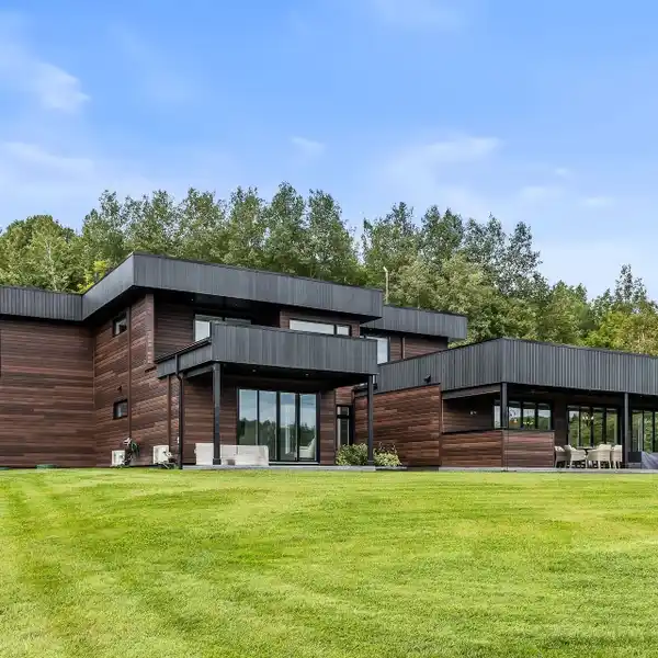 SPACIOUS MODERN RESIDENCE