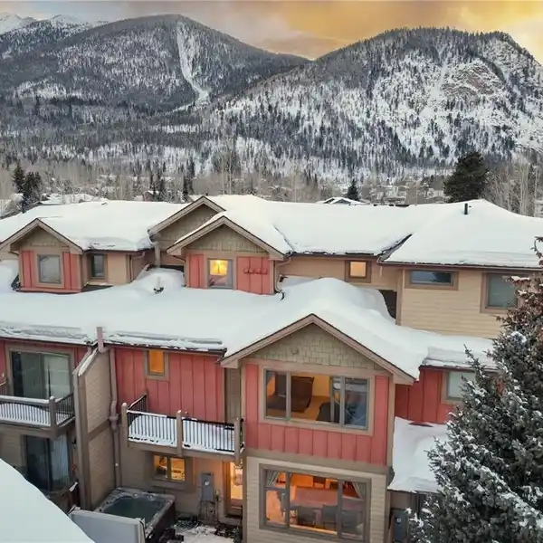 SPACIOUS LUXURY HOME WITH A CONVENIENT IN-TOWN LOCATION