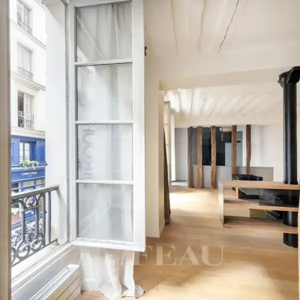 TASTEFULLY REVAMPED DUAL-ASPECT APARTMENT