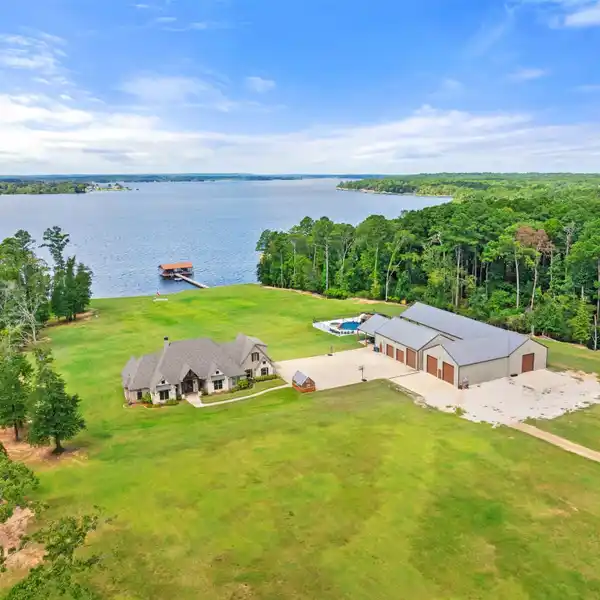 EXTRAORDINARY LAKE PALESTINE ESTATE